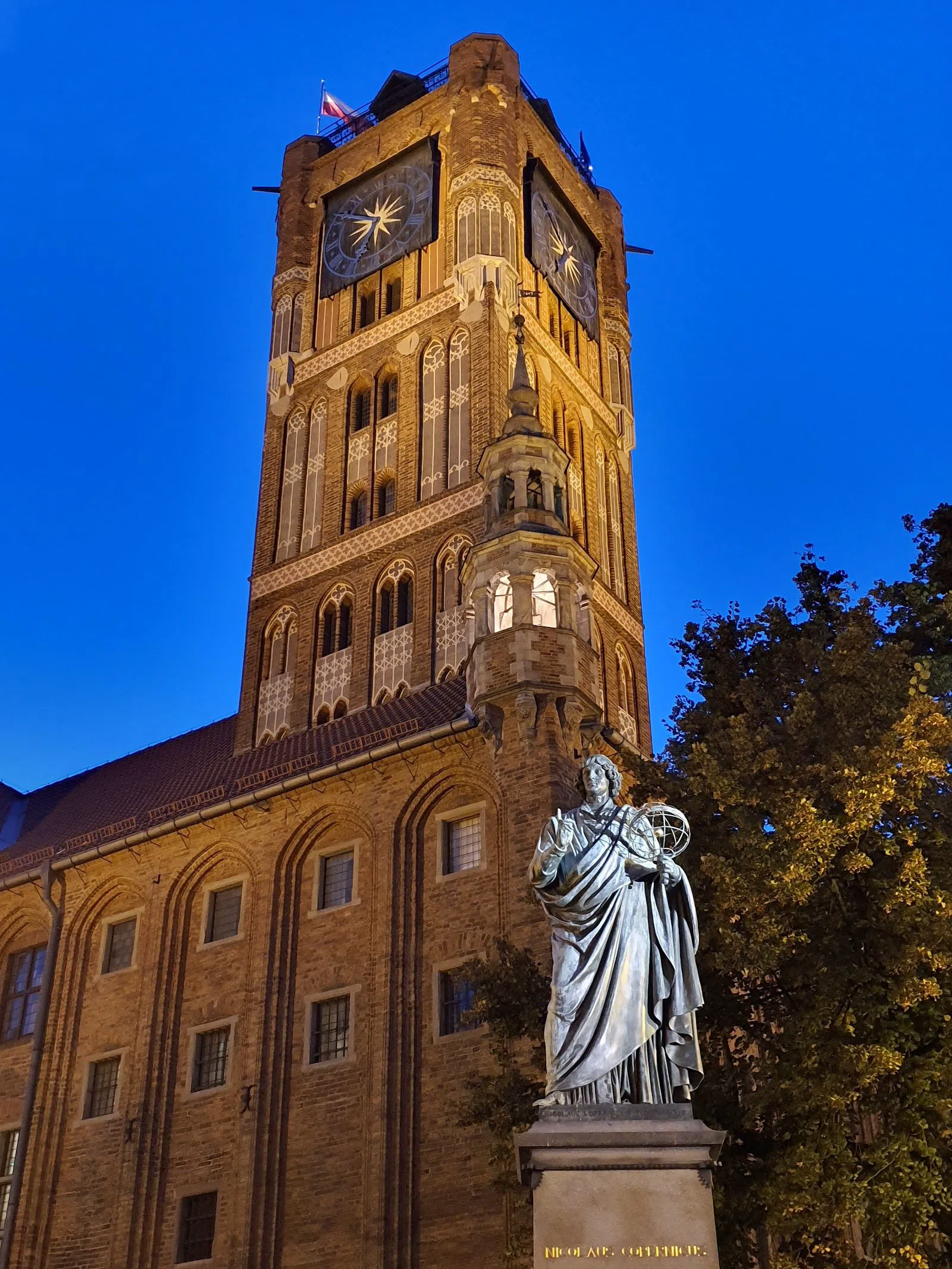 Rynek Staromiejski (place du marché de la vieille ville) avec le Monument de Copernic, Toruń